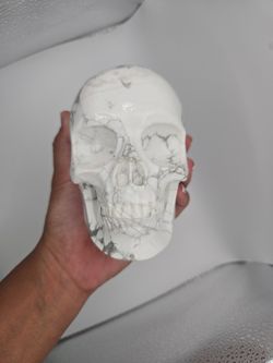 Crystal carving SKULL ( Howlite) 