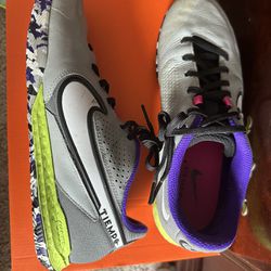 Nike Tiempo Indoor Soccer Shoes Size 8.5 Pre-Owned.