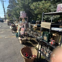 YARD SALE NOW( 10/04/2025