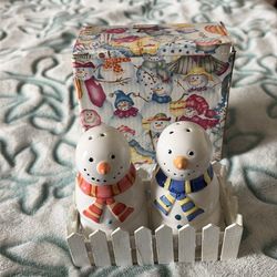 Snowman salt and pepper shakers