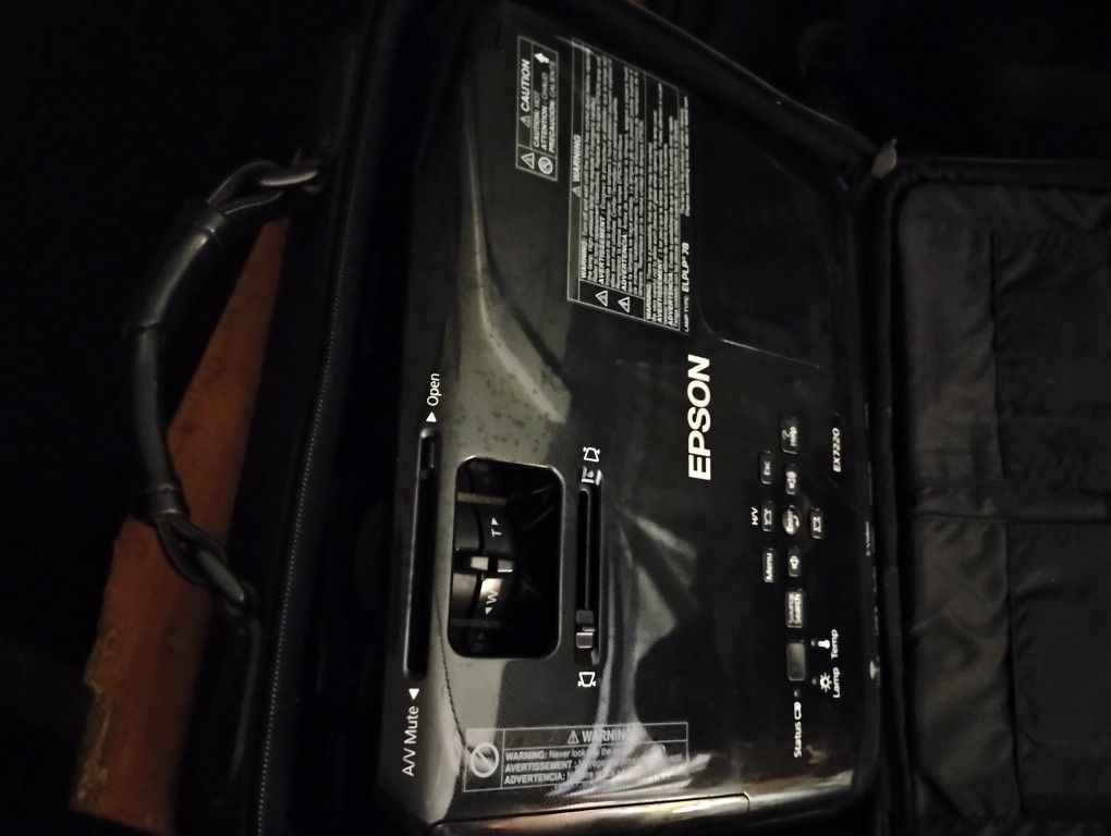 Epson Ex7220 Projector Comes With All Cables Two Remotes 