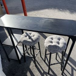 Breakfast bar and stools