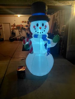 6.5 ft inflatable snowman⛄️ ☃️ ⛄️