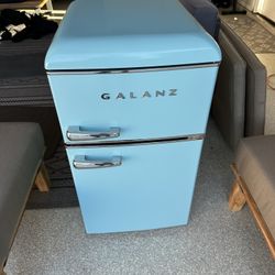 Galanz 3.1 Mini Fridge With Freezer