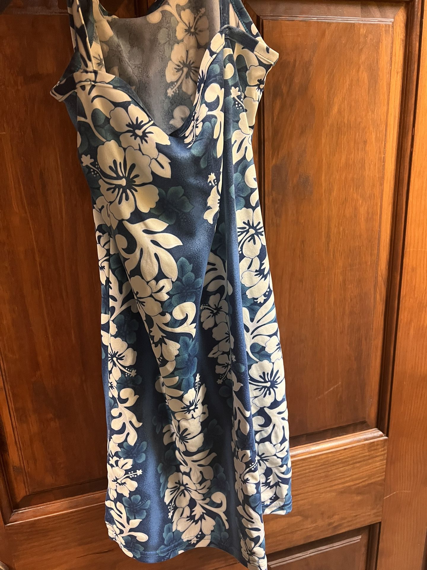 Woman’s Size Small 100% Polyester Summer Dress or Nightgown. East Dundee. Many More Items to Look at.