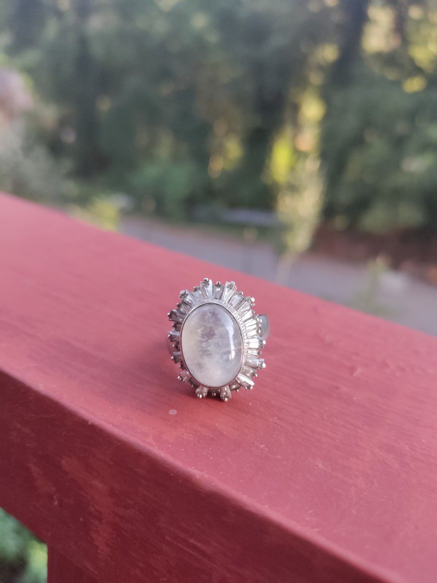 Beautiful Moonstone Silver Ring Size 7