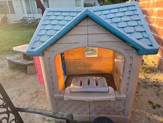 Kids play house