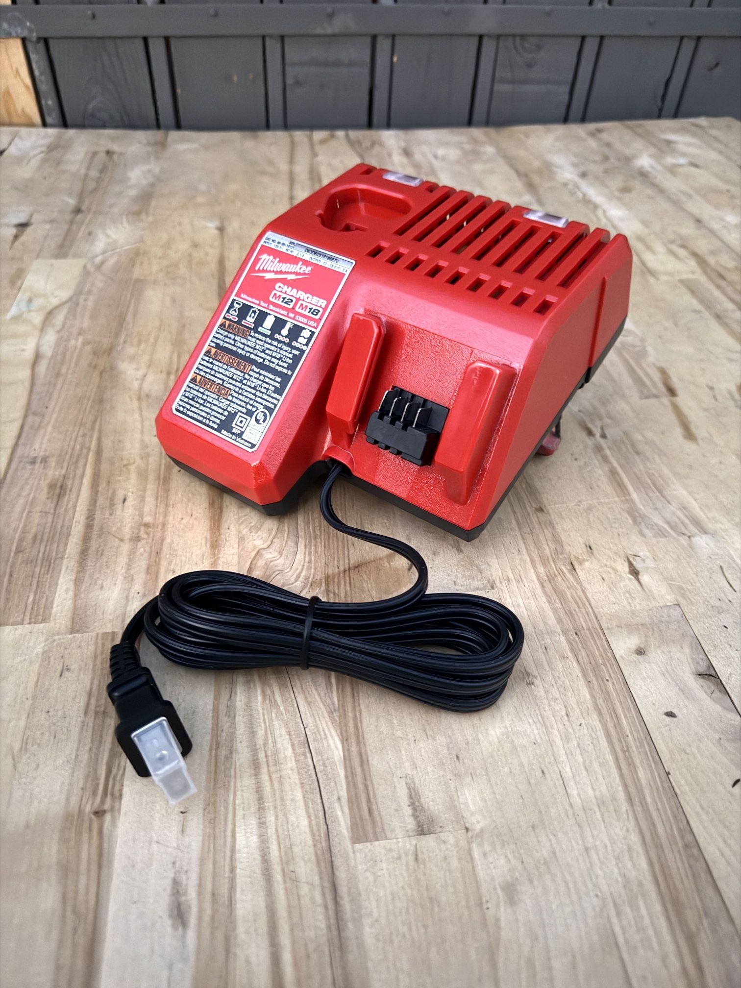 Milwaukee M12 and M18 12-Volt/18-Volt Lithium-lon Multi-Voltage Battery Charger