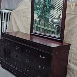 ** Beatiful 8 Drawer Wooden Dresser With Mirror + Nightstand **