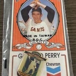 NEW VTG-San Francisco Giants lapel pin and card backs by Chevron. Gaylord Perry (#36)