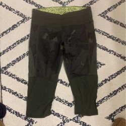 LuluLemon Lemon Camo Capri Pants Size 6