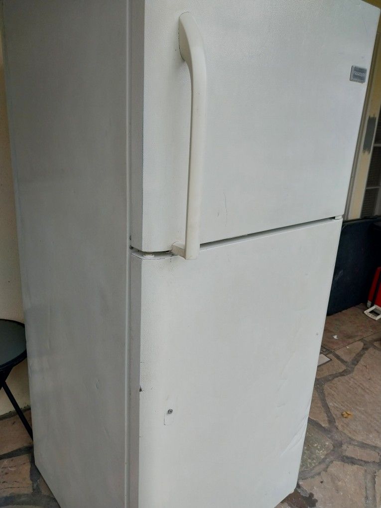 FRIGIDAIRE REFRIGERATOR 