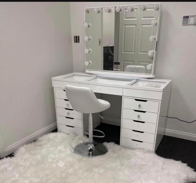 MAKEUP VANITY WITH MIRROR PICK UP TODAY