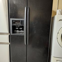 Black Kenmore Side by Side everything works perfectly Dim: W36", H69 D30"  Free Delivery in Davenport & Lakeland OR 60 days Warranty 
