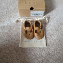 Gently Used baby/toddler Genuine Leather Mary Janes Shoes Brand: BirdRock Baby
Size: 6.5
Color:"Classic Brown"