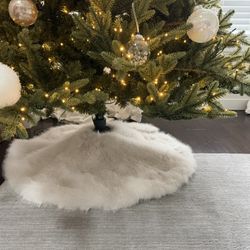 Fuzzy / faux fur 30in tree skirt brand new PRICE FIRM