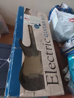 Guitarra Eléctrica Con Su Equipo De Sonido De Ampliación  De Pico Uso 250 Ahira 125 Para Vender Ya El Equipo De Sonido No Se Uso 125