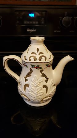 Party Lite Porcelain Holly Berry Tealight Burner