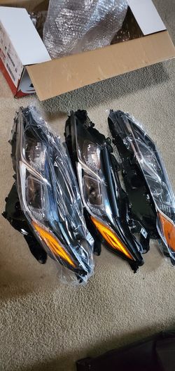 For sale three headlights for toyota camry 2019. Vendo las tres estan nuevas price for each $300