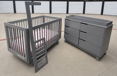 Babyletto Hudson 3in1 Convertible Baby Crib: Mattress, changing table top and dresser included.