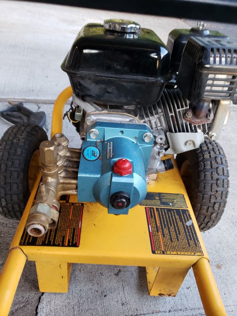 Dewalt CAT pump 2.8 GPM Honda GX200 3100 PSI 6.5HP gas pressure washer