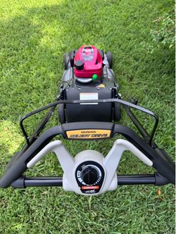 SELF PROPELLED LAWNMOWER HONDA HRX-217 /200cc TWIN BLADE . XENOY DECK NEVER GER RUST, DENT or CORRODE ,  . ALLOW YOU MAKE YOUR OWN SPEED. JUST RECENTL