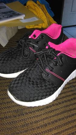 Girl tennie shoes