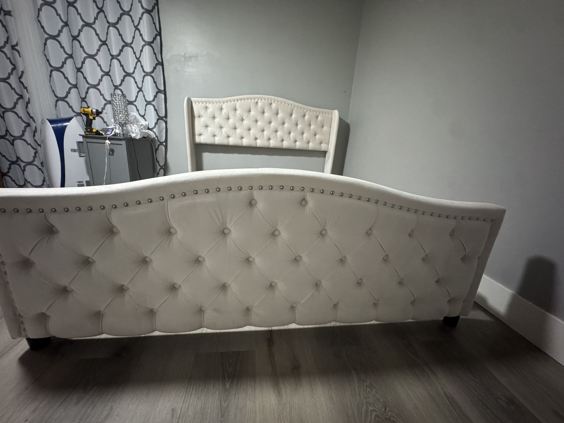 queen bedframe New