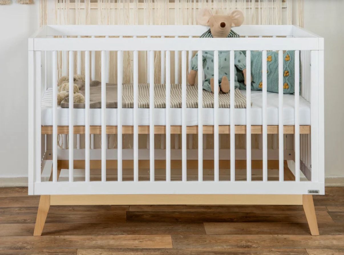 Dadada Soho 3-in-1 Convertible Crib and Sealy Posturepedic Matress