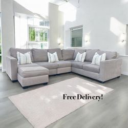 FREE DELIVERY!Beautiful Sectional Couch w Ottoman