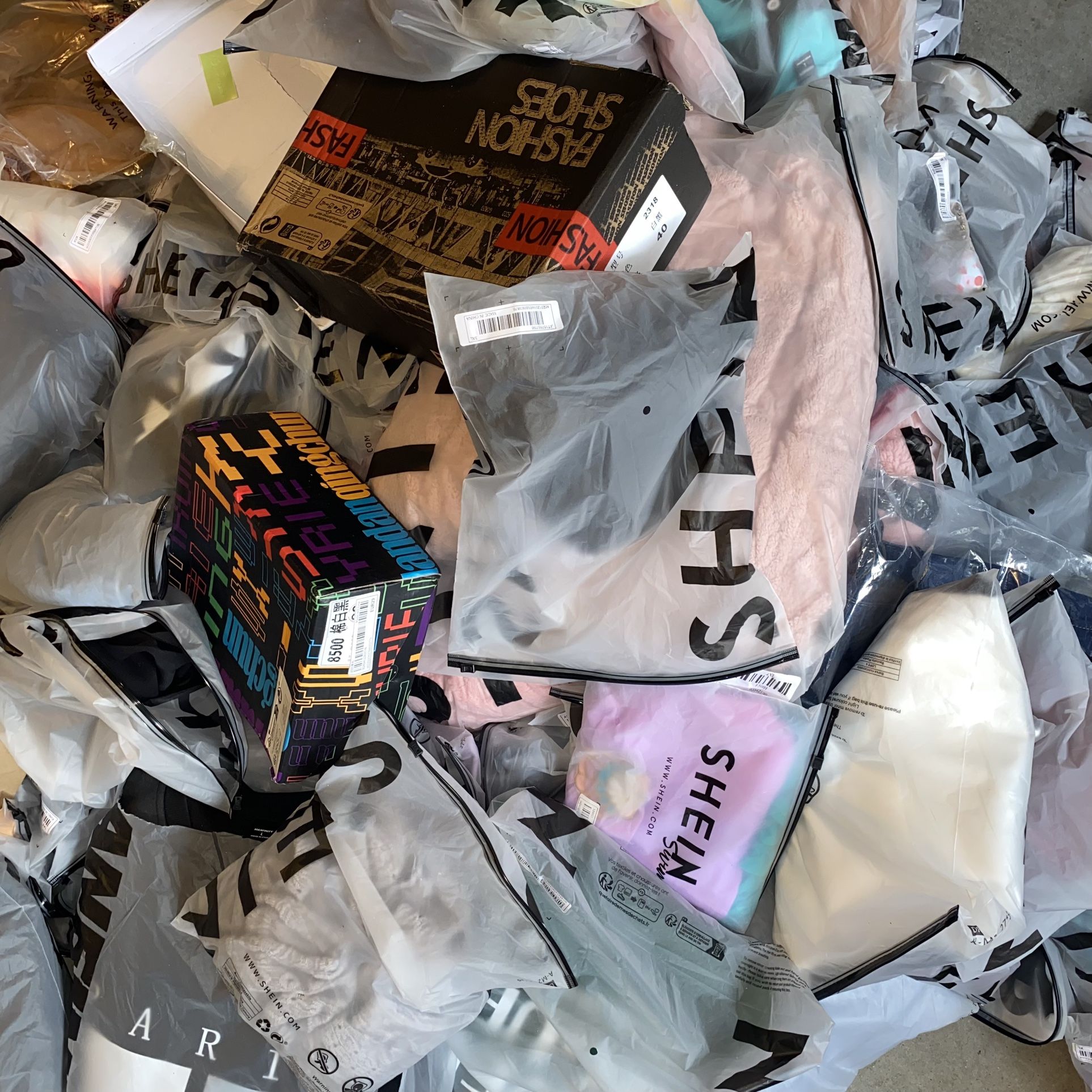 WHOLESALE SHEIN CLOTHING - 40 pieces - Mens,womens,kids. Jeans,Jackets,Dresses,Shoes,etc.