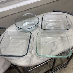 Bundle  of Pyrex dishes