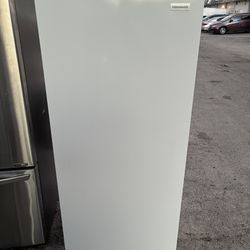 FREEZER FRIGIDAIRE 30” like new