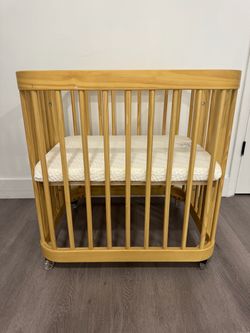 Nestig mini crib with mattress