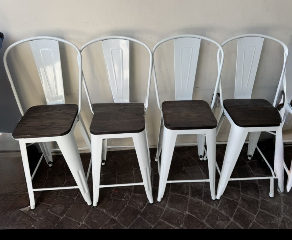 4 Bar Stools counter height - White Like New