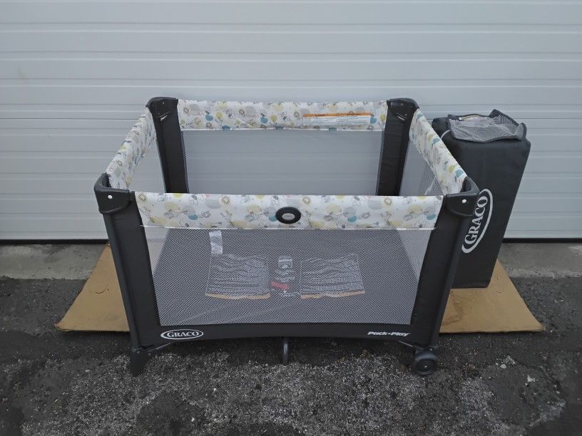 Nice Graco Pack N Play Portable Play Pen And With Carring Case OEM Very Clean Like New.