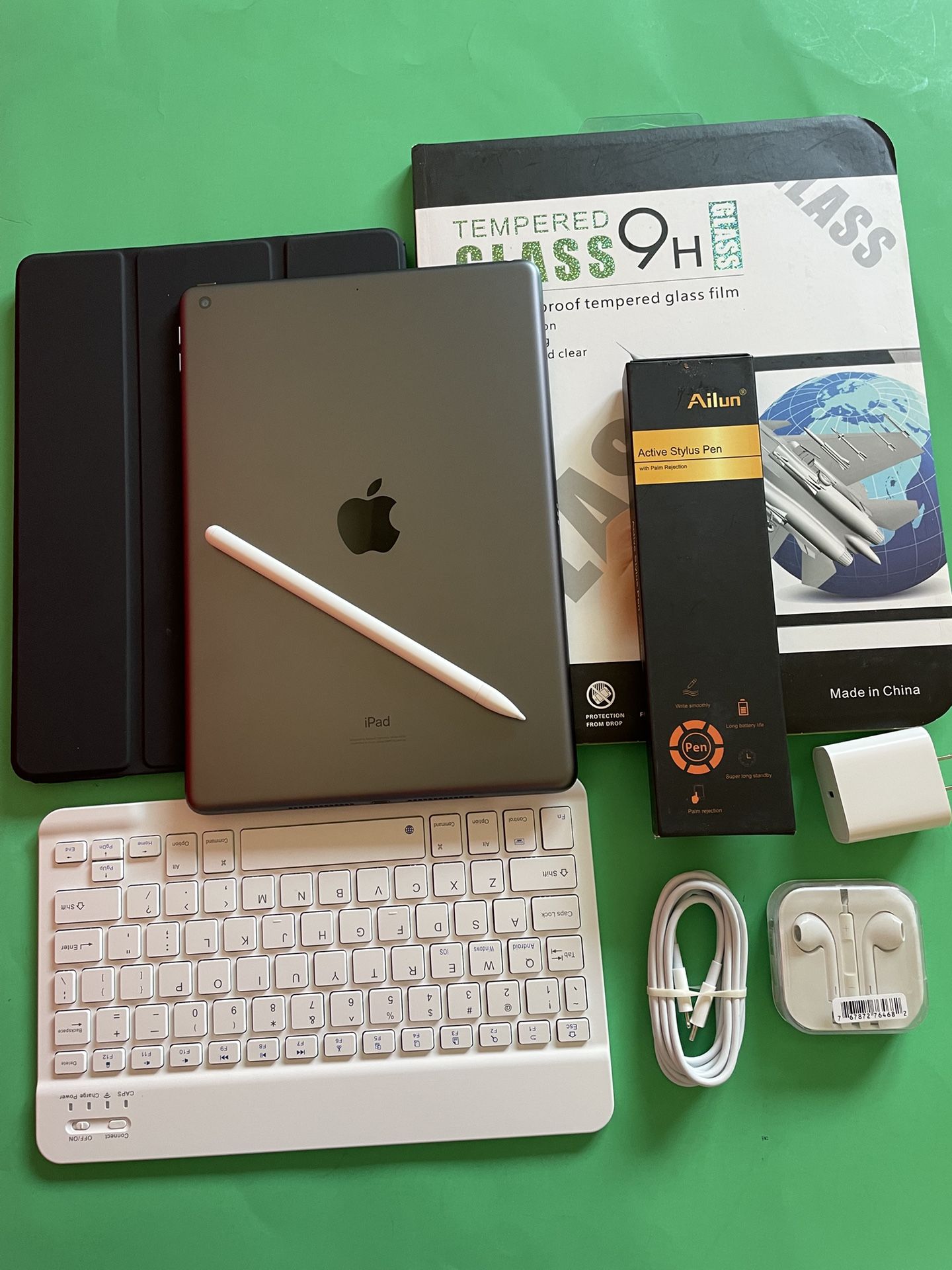Apple IPad 8th Generation (10.2” Retina /Latest IOS 18/ 2020 model) 32GB with stylus pen, keyboard & Accessories