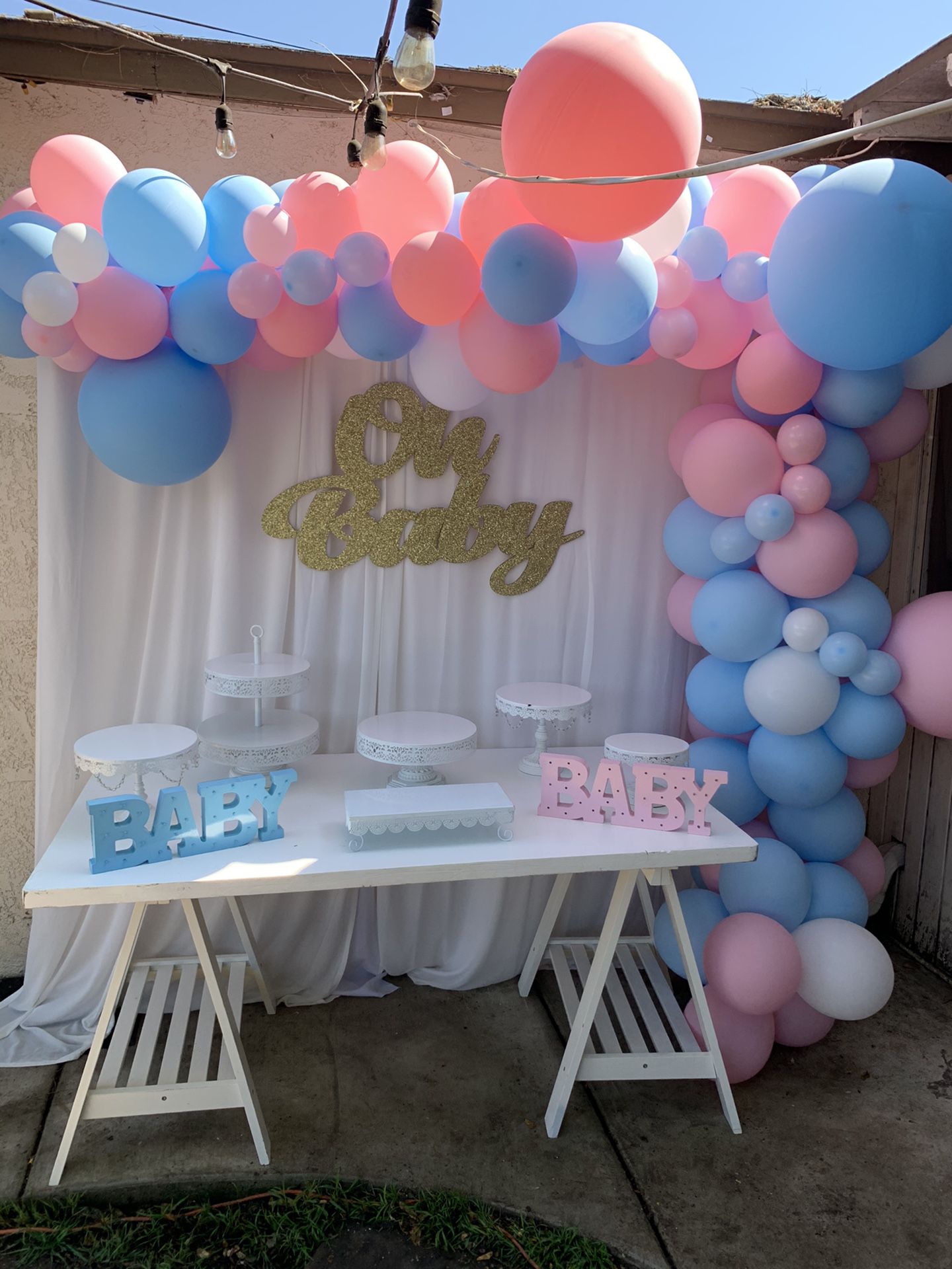 Gender reveal decoration for ale and dessert table
