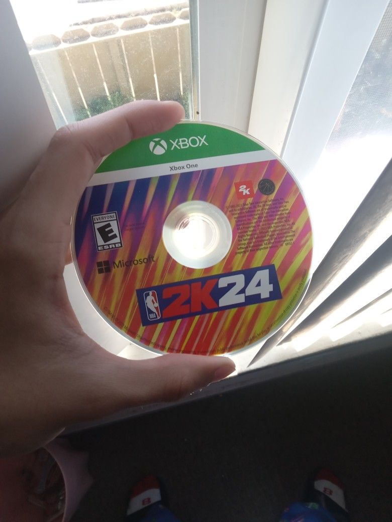Just comes with the desk good condition