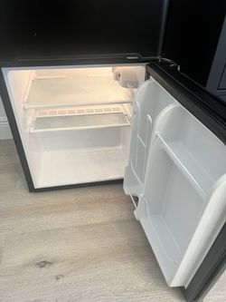 Haier - Compact Refrigerator