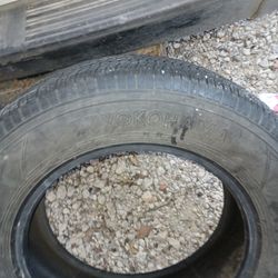 Llanta 235/ 65 R17 Yokohama.