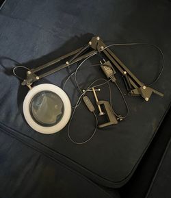 Magnifying light