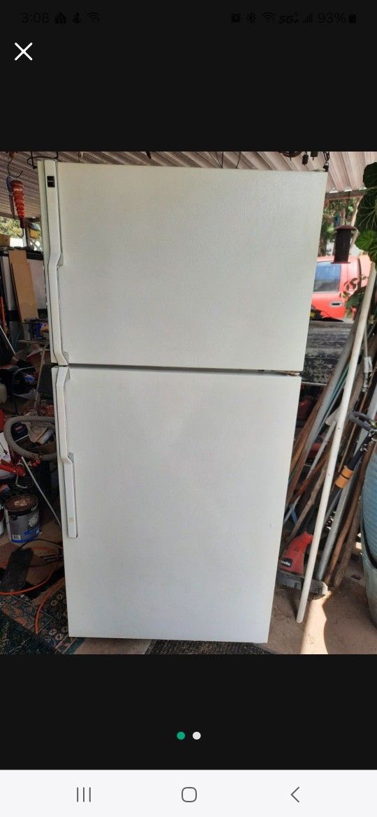 Hotpoint Refrigerator With Ice Maker