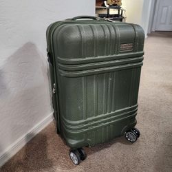 “Jessica Simpson” Hard Shell Carry-On Size Suit Case / Luggage on Wheels