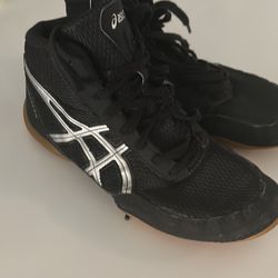 Asics Wrestling Shoes Size 2 