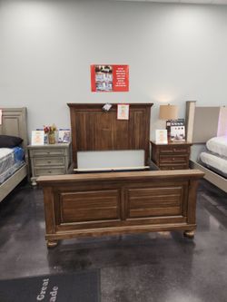 ASHLEY QUEEN PLATFORM BED WITH 1 NIGHTSTAND