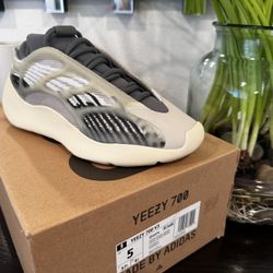 Adidas Yeezy 700 V3 Fade Salt US Size 5