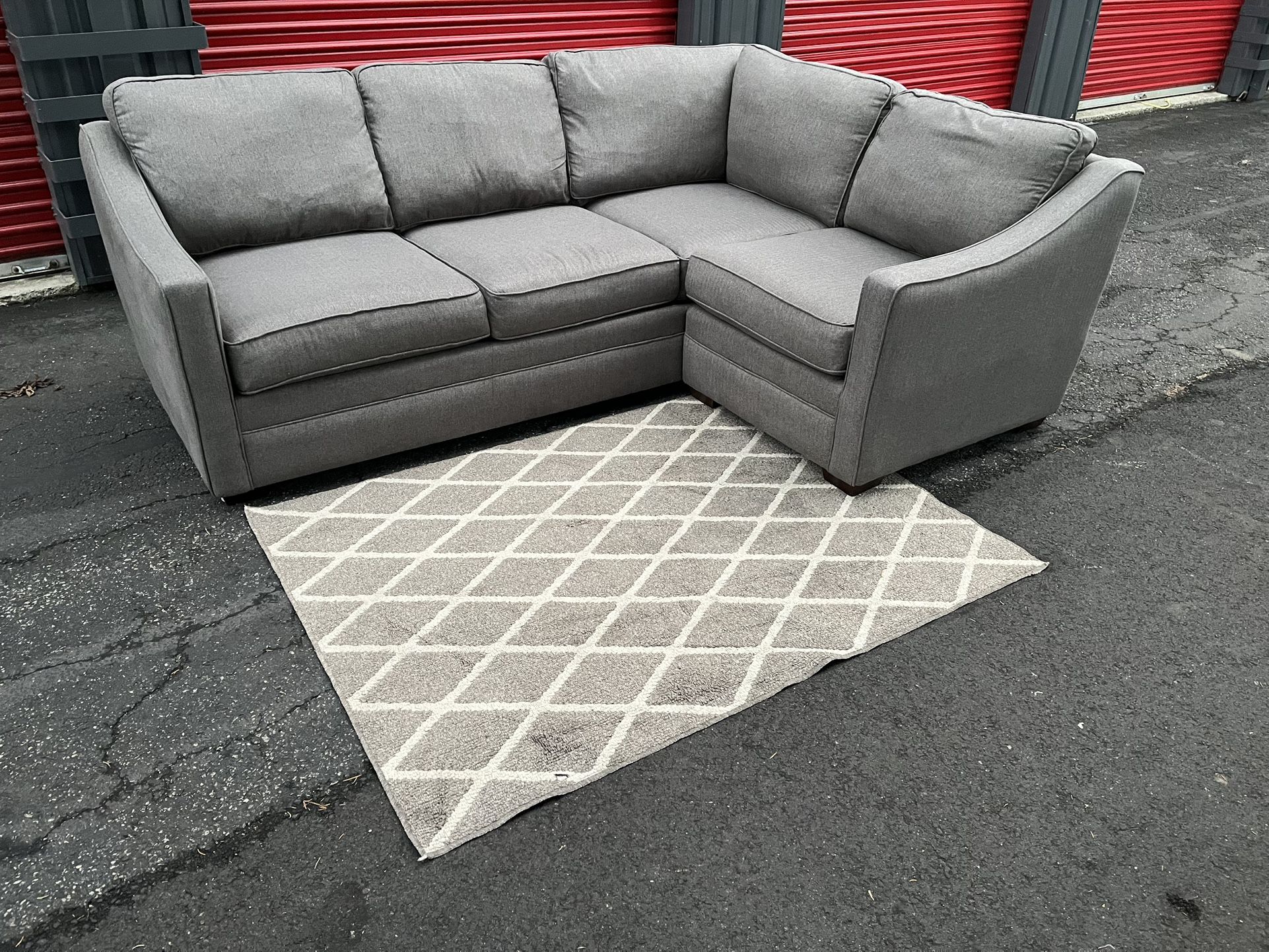 Sectional Couch!! Delivery Available 🚚!! Dimensions: 96” x 70” Length x 34” Height x 38” Depth 