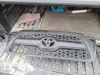 Tacoma front grill (2011) 2nd gen