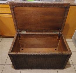 Pier 1 Imports Large Wicker Storage Trunk & Coffee Table (36"x20"x20")